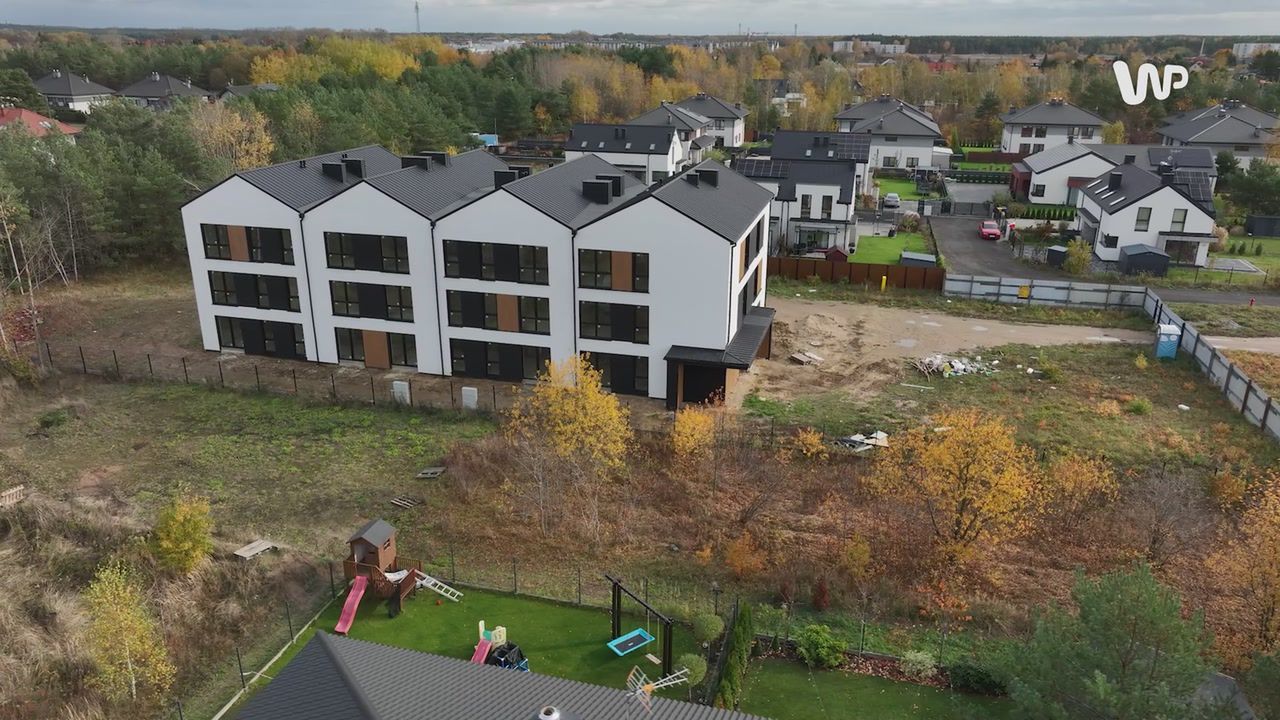 Według dewelopera to dom dla dwóch rodzin. Mieszkańcy w to nie wierzą