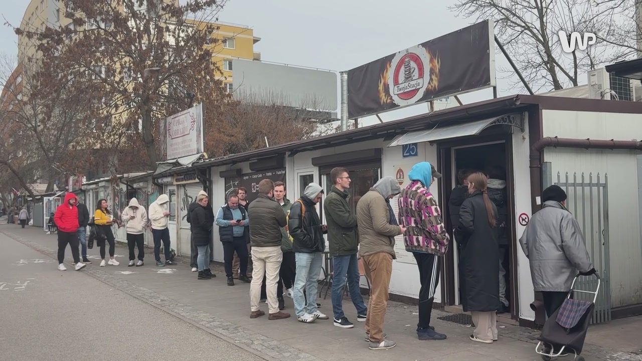 Kolejka do kebaba w Warszawie. Czekali 30 minut. Oto "efekt Książula"