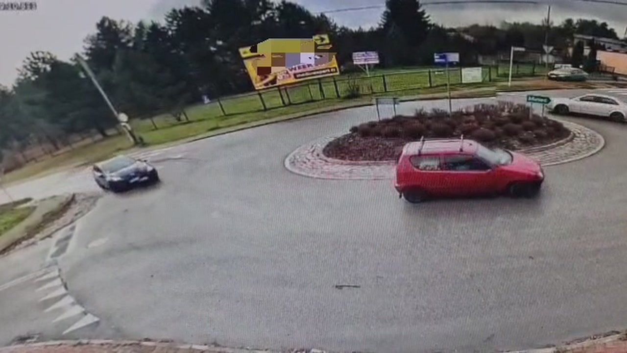 Pościg w Skarżysku. Uderzył w inne auto. Mógł się zdziwić