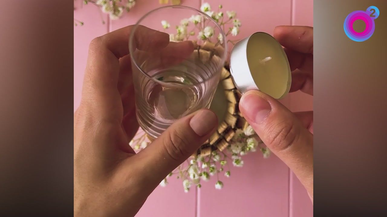 Domowe dekoracje "Zrób to sam". Świecznik z drewnianych spinaczy