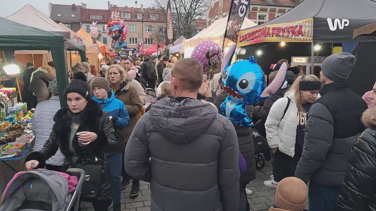 Tłumy w małym miasteczku. Kolejki na każdym kroku