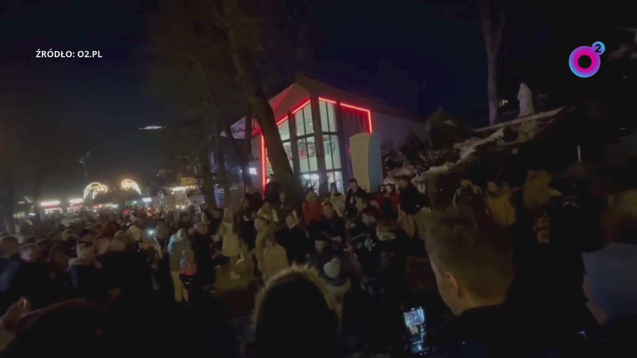 Sceny w Zakopanem. Tłum przed kościołem. "Ręce opadają"