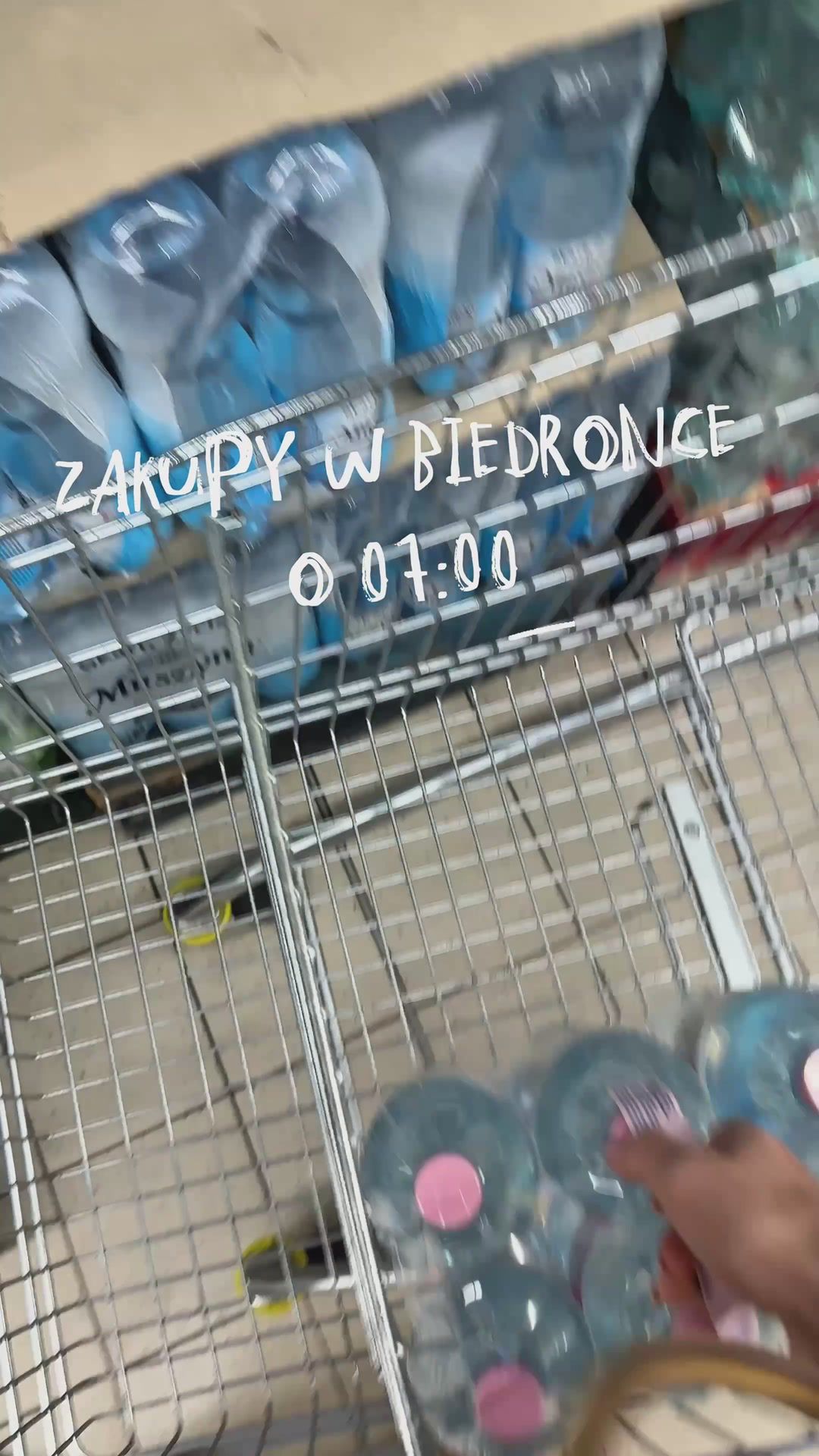 Tiktokerka wywiozła z Biedronki pełen wózek. Pokazała, co kupiła