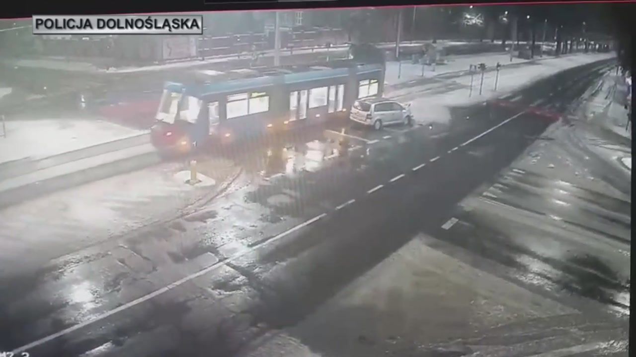 Wypadek z tramwajem we Wrocławiu. Zmarł porwany mężczyzna