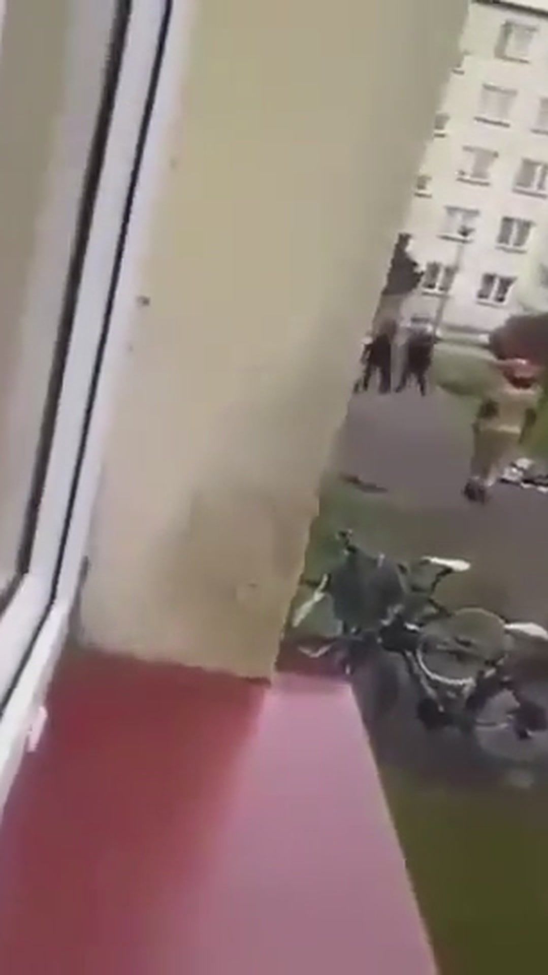 Pisk i wrzask z przerażenia. Nagrała strzelaninę przed blokiem