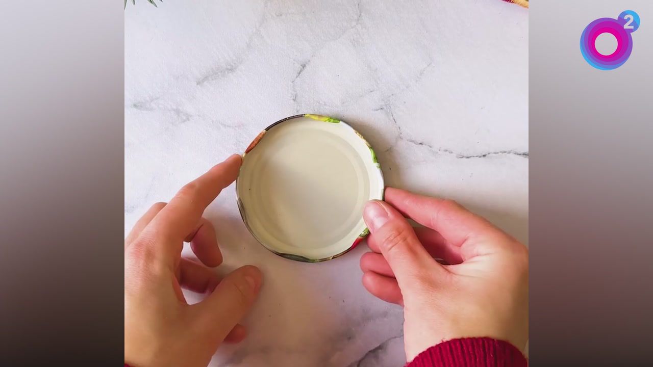 Świąteczny świecznik, który zachwyci gości. Wystarczą zakrętka i orzechy