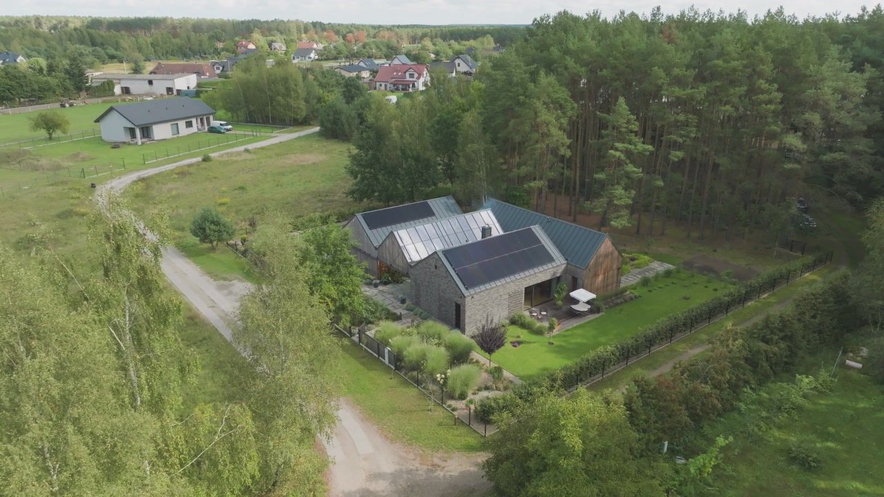 Jeden dom, cztery strefy. Funkcjonalna bryła na skraju lasu