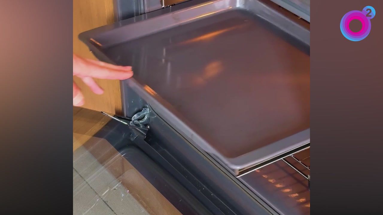 Często robią to źle. Którą stroną wkładać blachę do piekarnika?