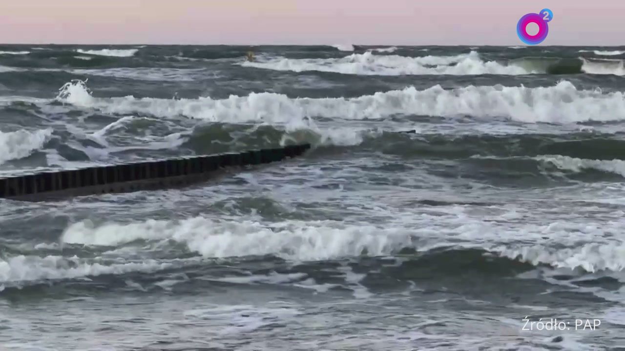 Tak wygląda weekend nad polskim morzem. Silny wiatr i fale sztormowe