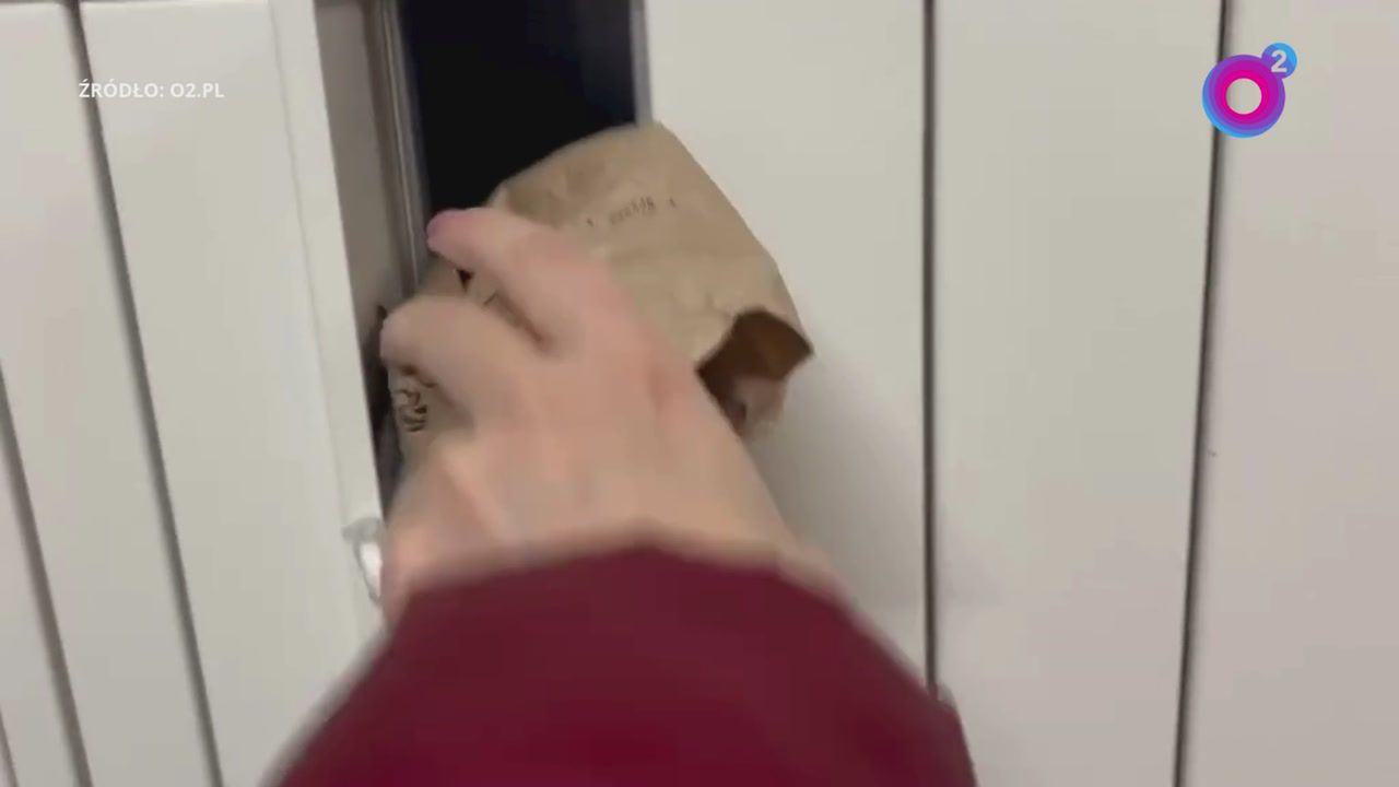 Poszła po paczkę. Musiała się szarpać. "Usłyszałam trzask"