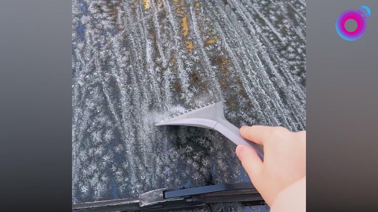 Zaoszczędzisz sporo czasu. Sprawdź, jak poprawnie drapać szron na szybach