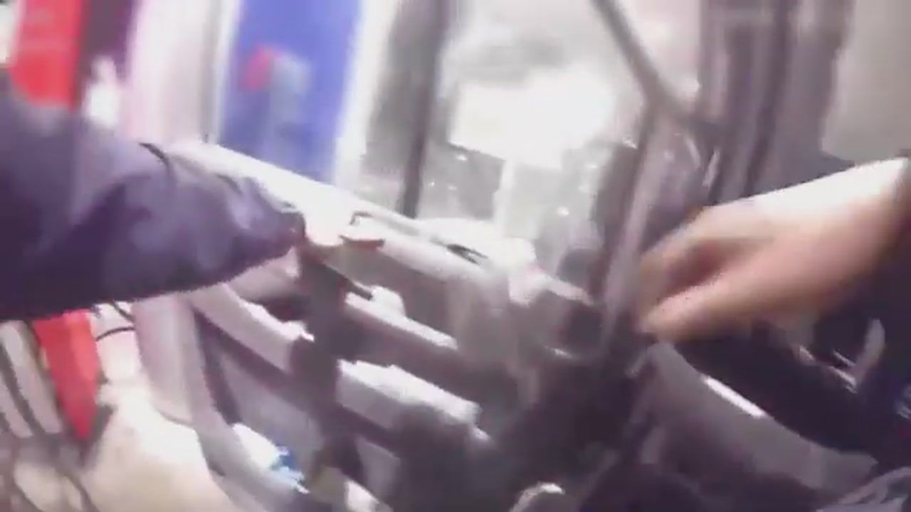 Policja przyjechała na stację paliw. Wła śnie wtedy, gdy zaczęło płonąć auto