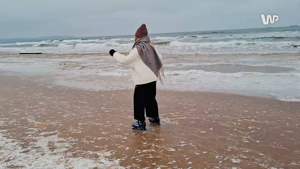 Plaża nad Bałtykiem zamarzła. Można jeździć na łyżwach