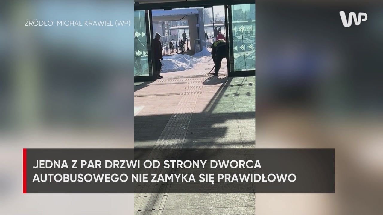 Zamieszanie z drzwiami trwa. Podmienili silniki na dworcu za 97 mln