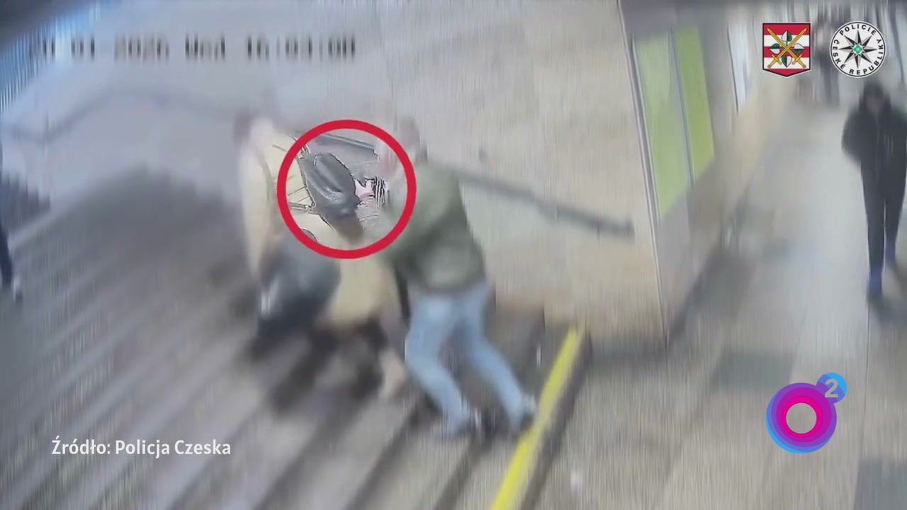 Zaszedł ją od tyłu. Taki był jego cel. Nagranie z Czech