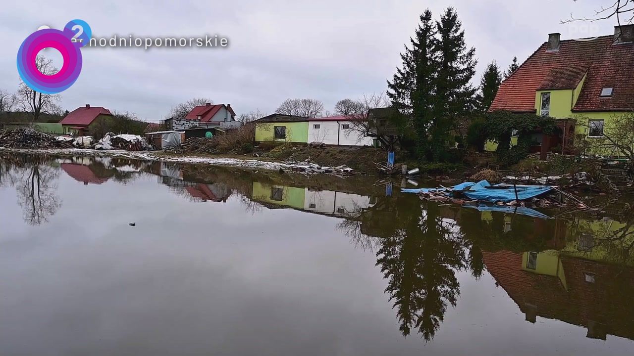 Wieś pod wodą po roztopach. Strażacy w akcji, mieszkańcy walczą o domy
