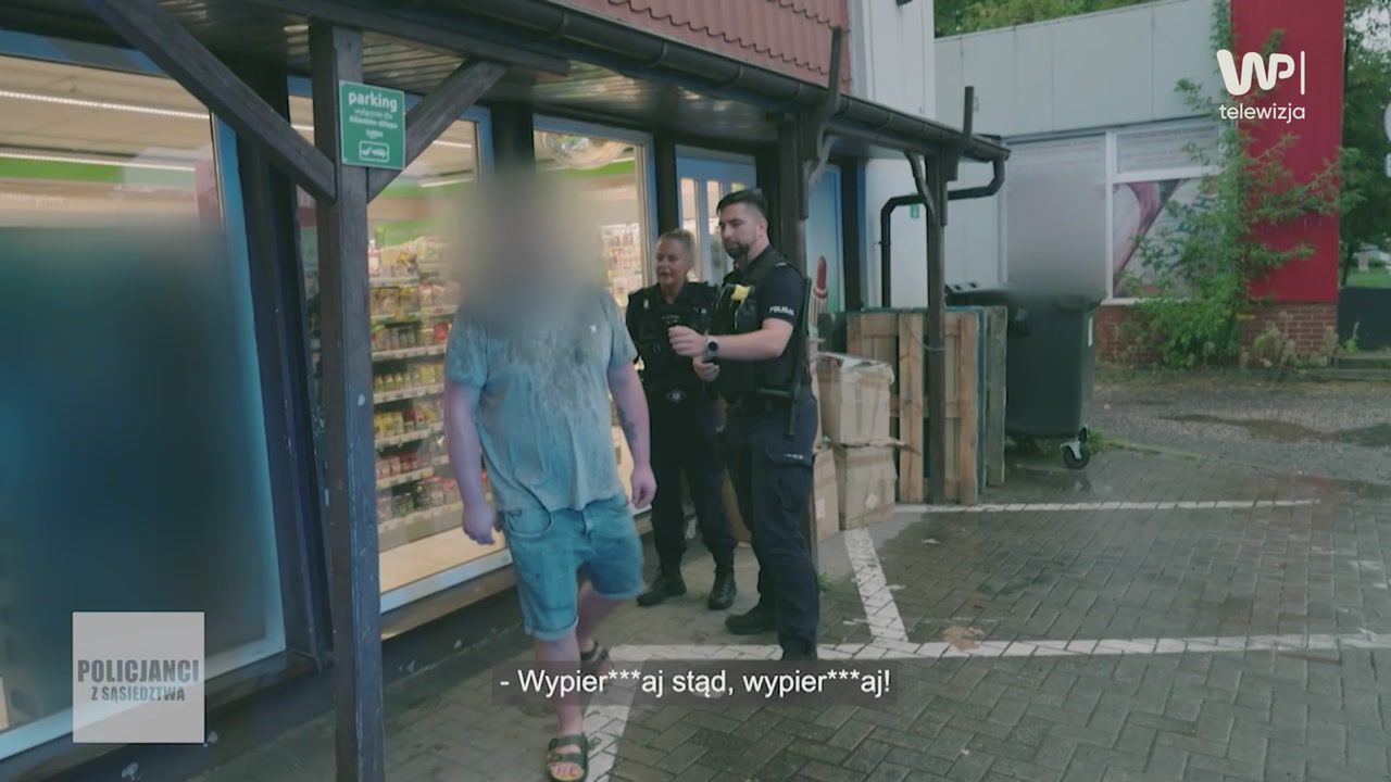 Wchodził pod auta i zaatakował. Tak skończyła się interwencja policji