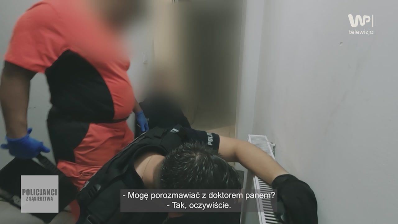 Mężczyzna z nożami w rękach groził bliskim. "Chcę żeby nie żyli"