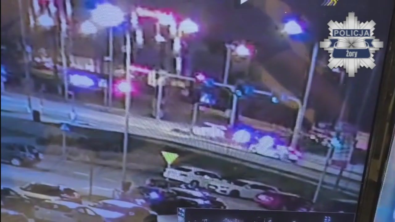 Weszli na czerwonym świetle prosto pod auto. Szybko okazało się dlaczego