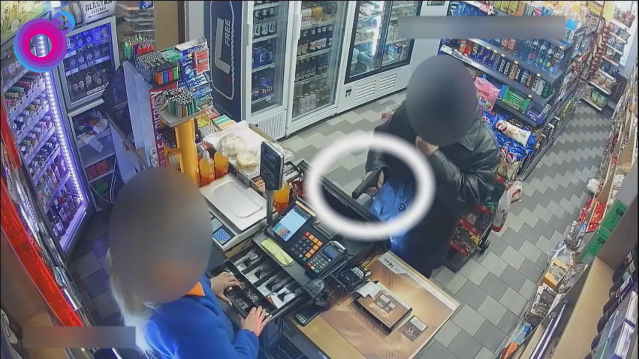 Wyciągnął ją w sklepie. Czekał na pieniądze. Nagranie z Wielkopolski