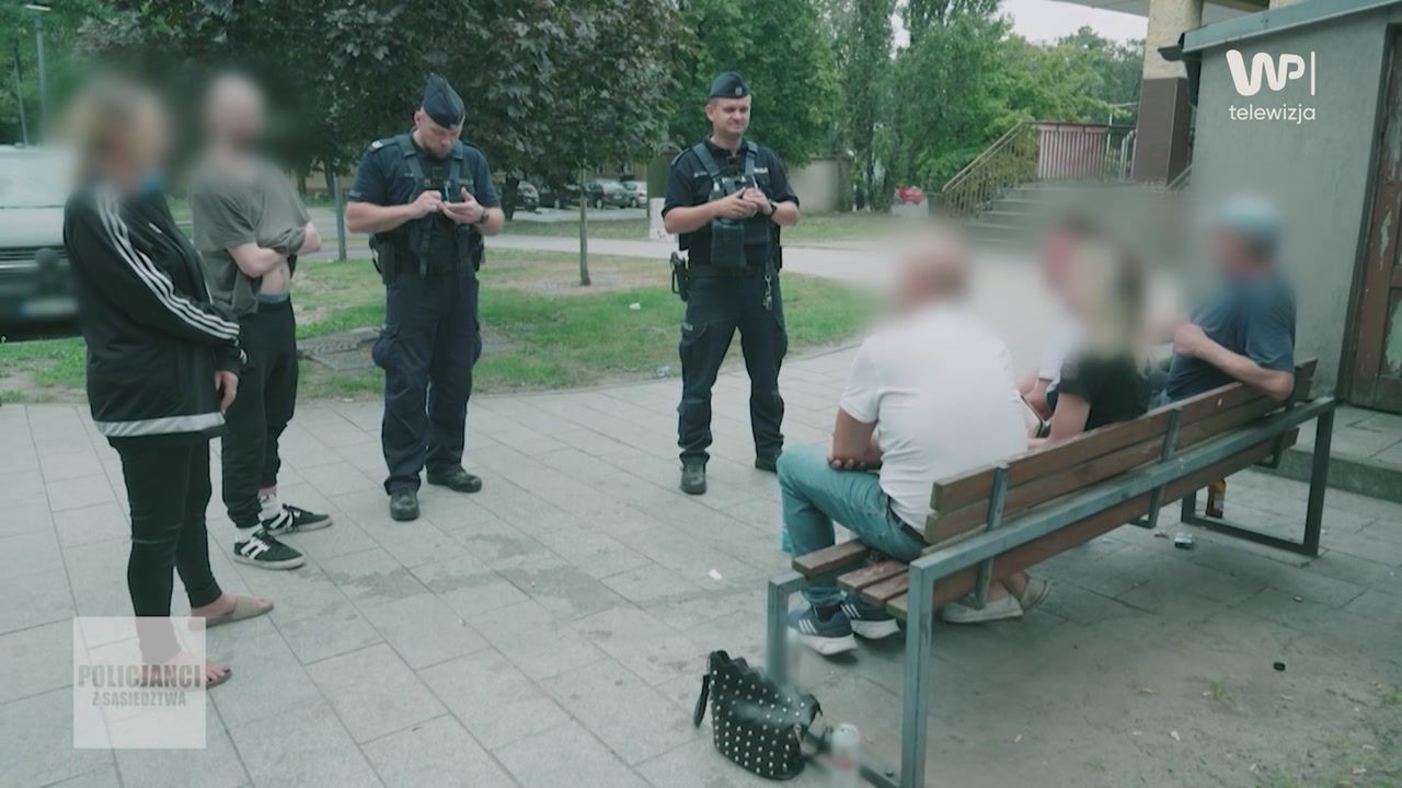 Wpadka z samochodem i zakrapiana impreza na ławce. Tak wyglądał patrol w Kutnie
