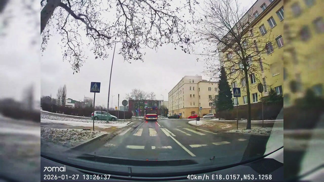 Nie wiedział, że za nim jest auto z kamerką. Wideo trafiło na policję