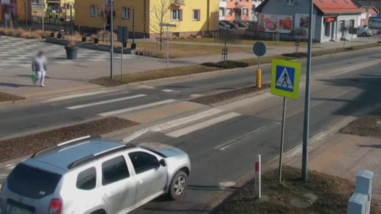 Pieszy się zatrzymał. To go uratowało. Wszystko nagrał monitoring