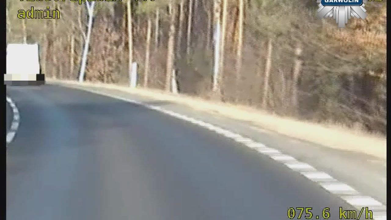 Ładunek spadł tuż przed radiowozem. Uchwyciła to policyjna kamera