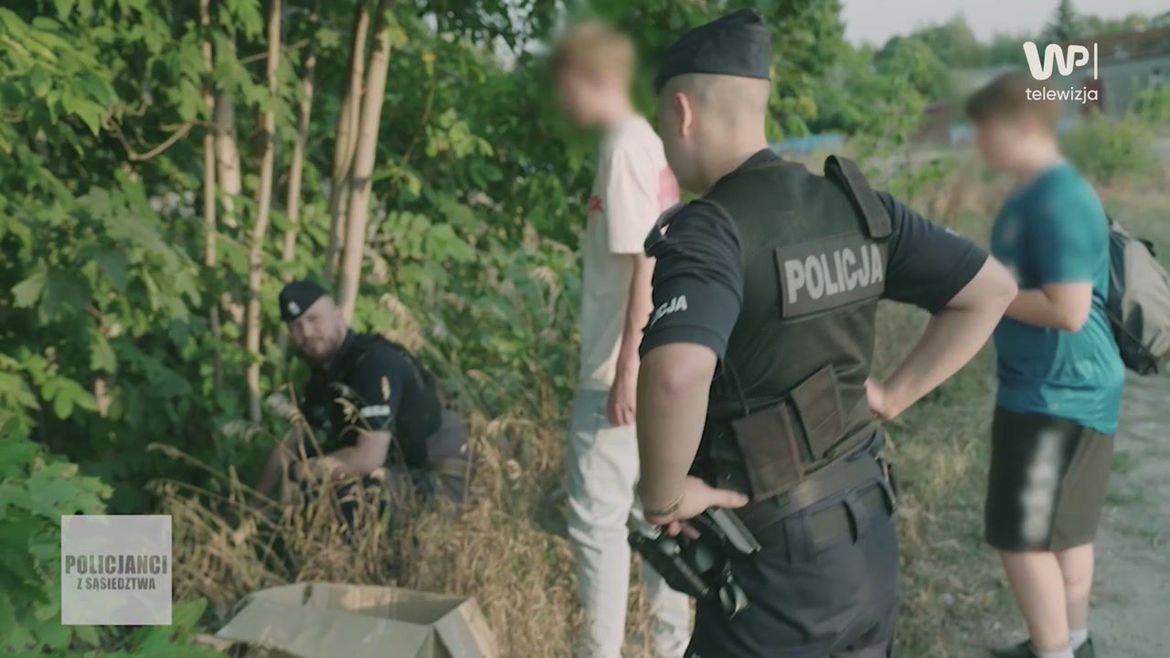 Znaleźli go w krzakach. Mieli nietypową prośbę do policjantów