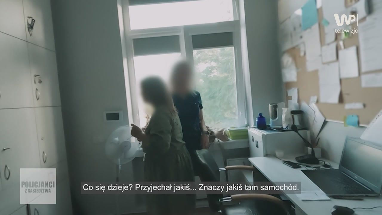 Ręcznik w oknie uruchomił lawinę podejrzeń. Na miejscu pojawili się policjanci