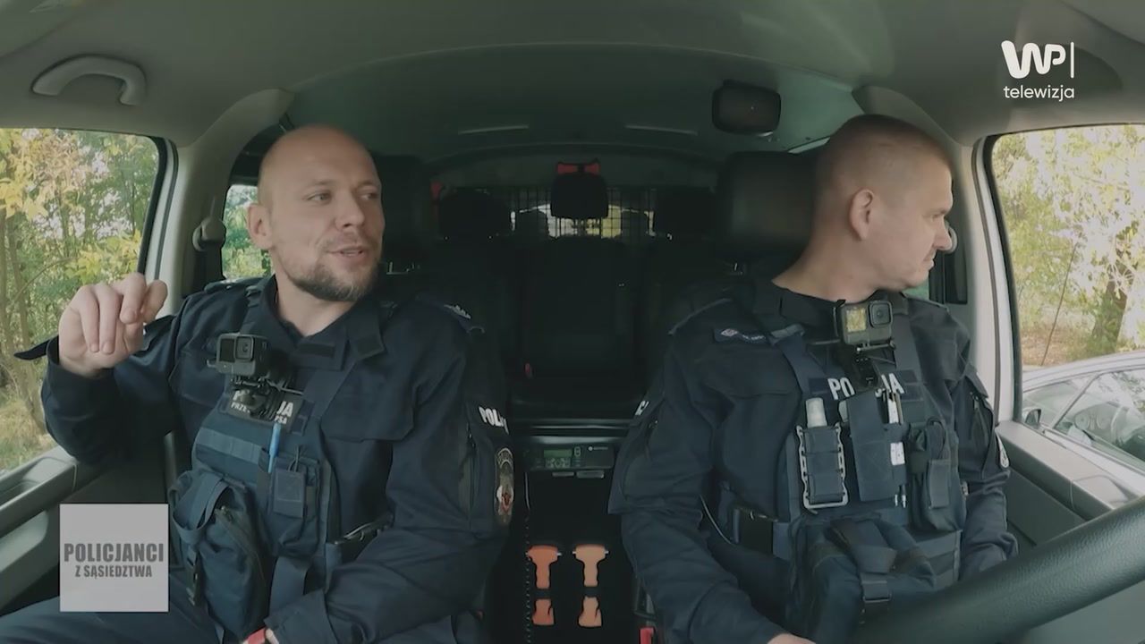 Dwa auta, obok krzaki. Taki widok na odludziu. Jedno przyszło na myśl