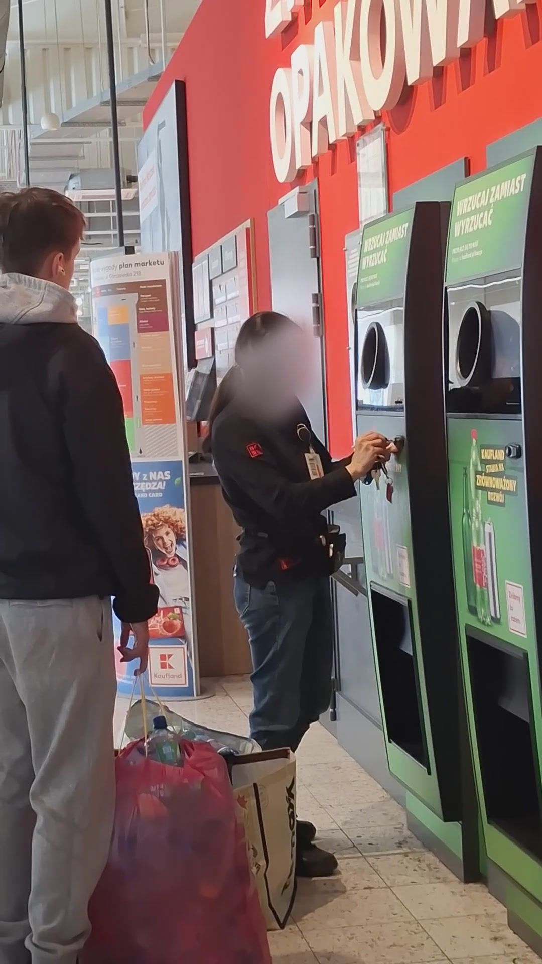 Próbował zwrócić butelki w Kauflandzie. To zastał na miejscu