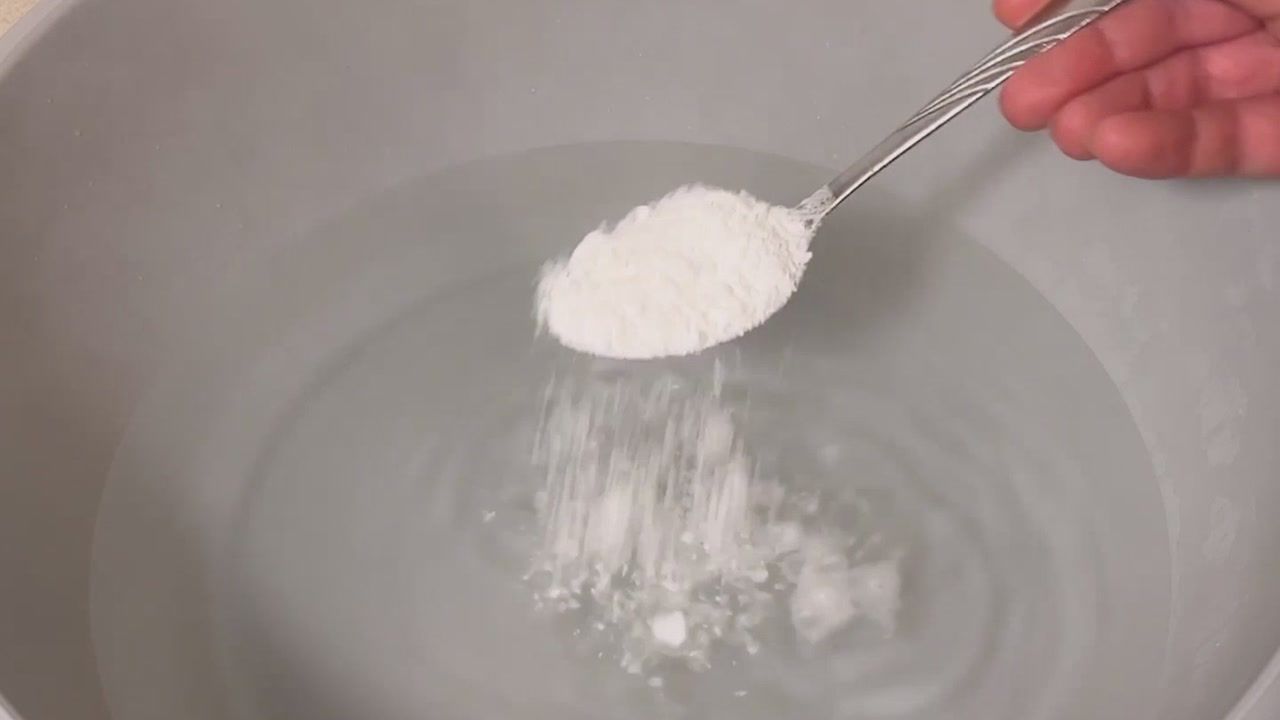 Wsyp do wody i zamocz bieliznę. Szybko odzyska biały kolor