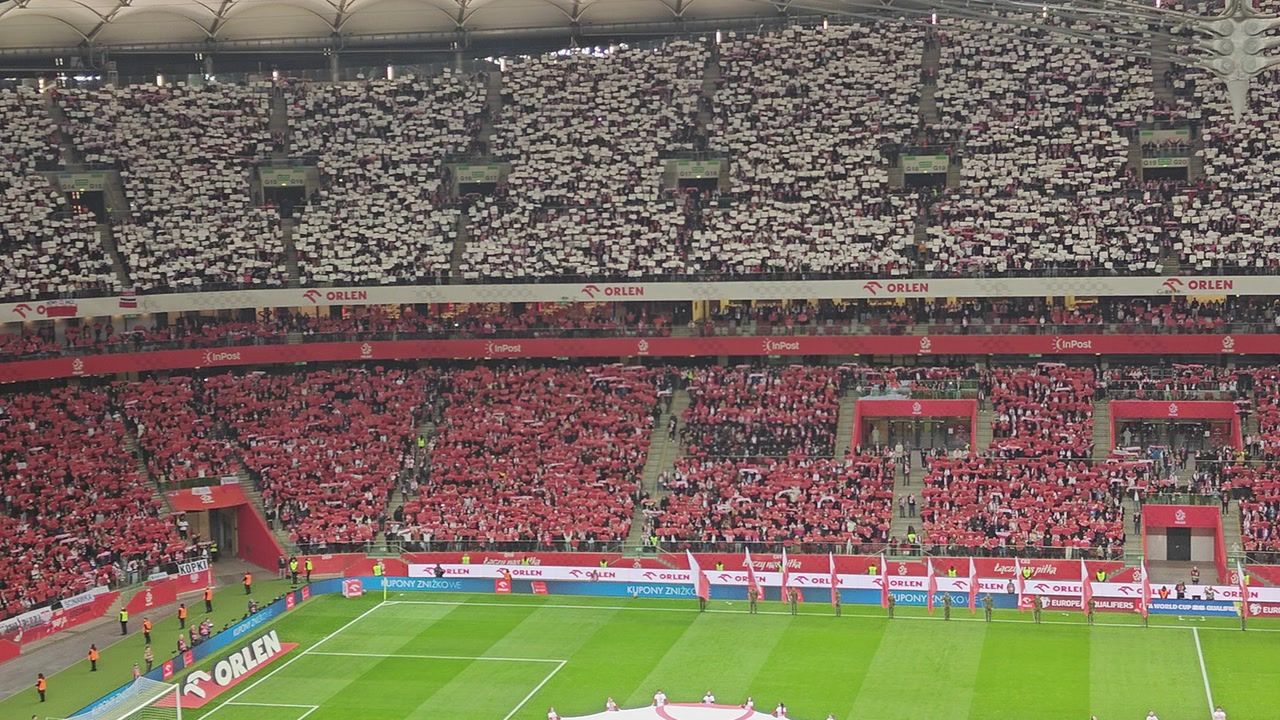 Gwiazdy podczas polskiego hymnu na Stadionie Narodowym