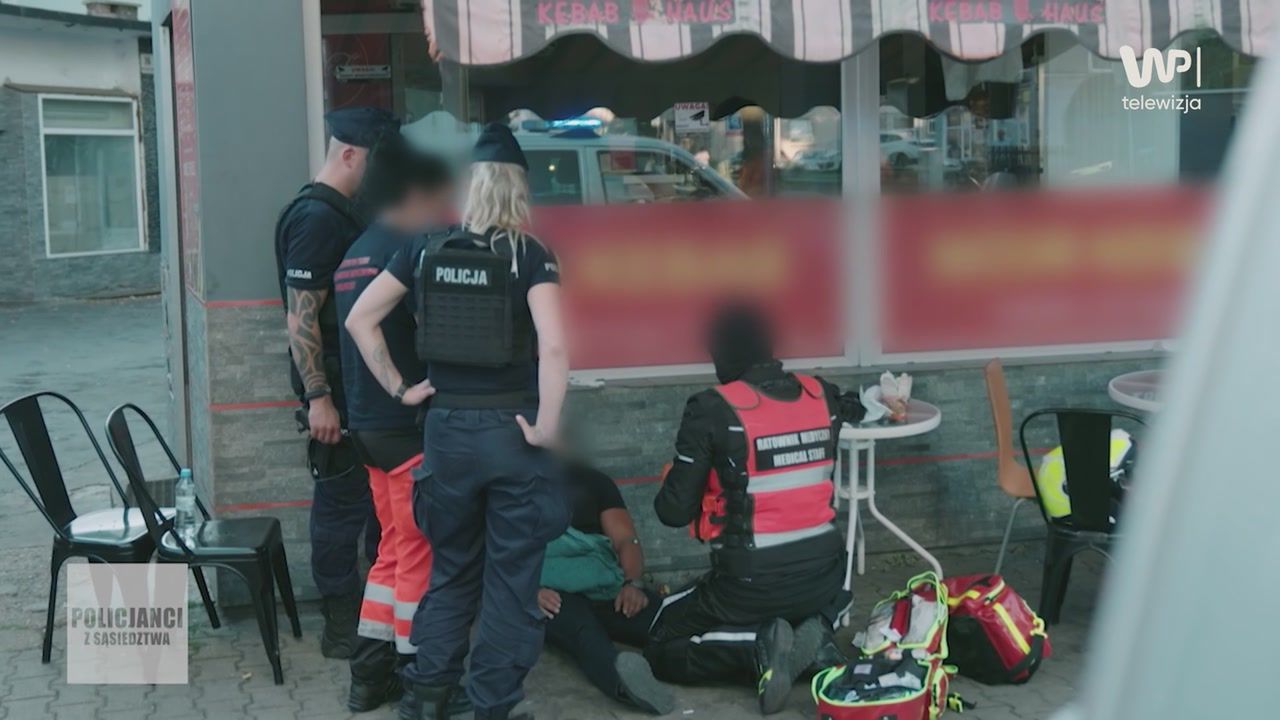 Leżał na chodniku. Policjanci nie czekali ani chwili
