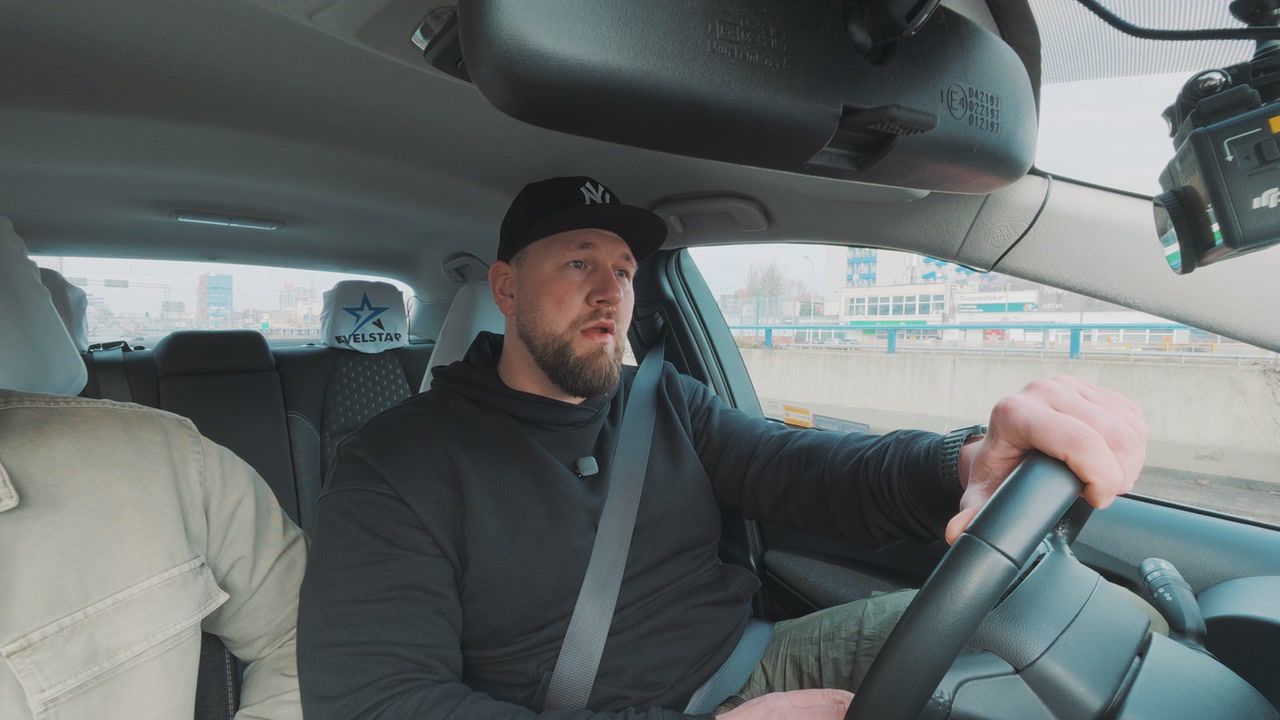 Był koszykarzem. Teraz zarabia 400 zł dziennie siedząc za kółkiem