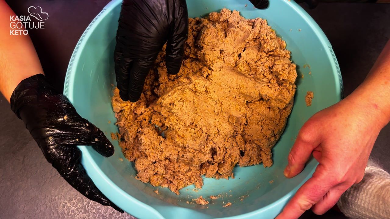 Pasztet tak pyszny, że pół zniknie, zanim położysz go na stole. Jest wilgotny i ma intensywny smak