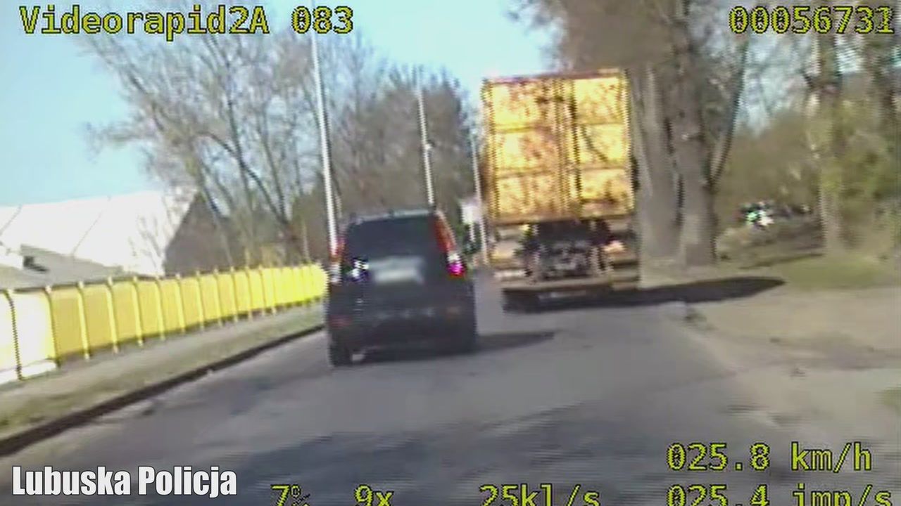 Wyprzedzał na przejściu. Wszystko się nagrało