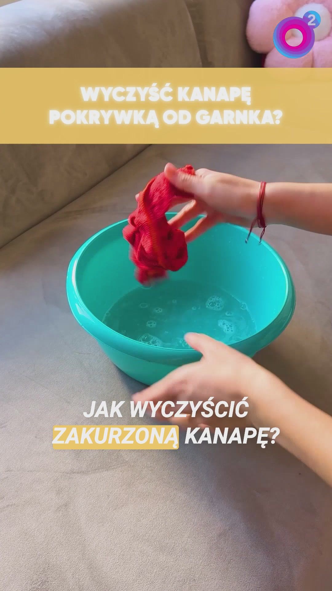 Weź z kuchni i owiń szmatką. Prosty sposób na czyszczenie kanapy