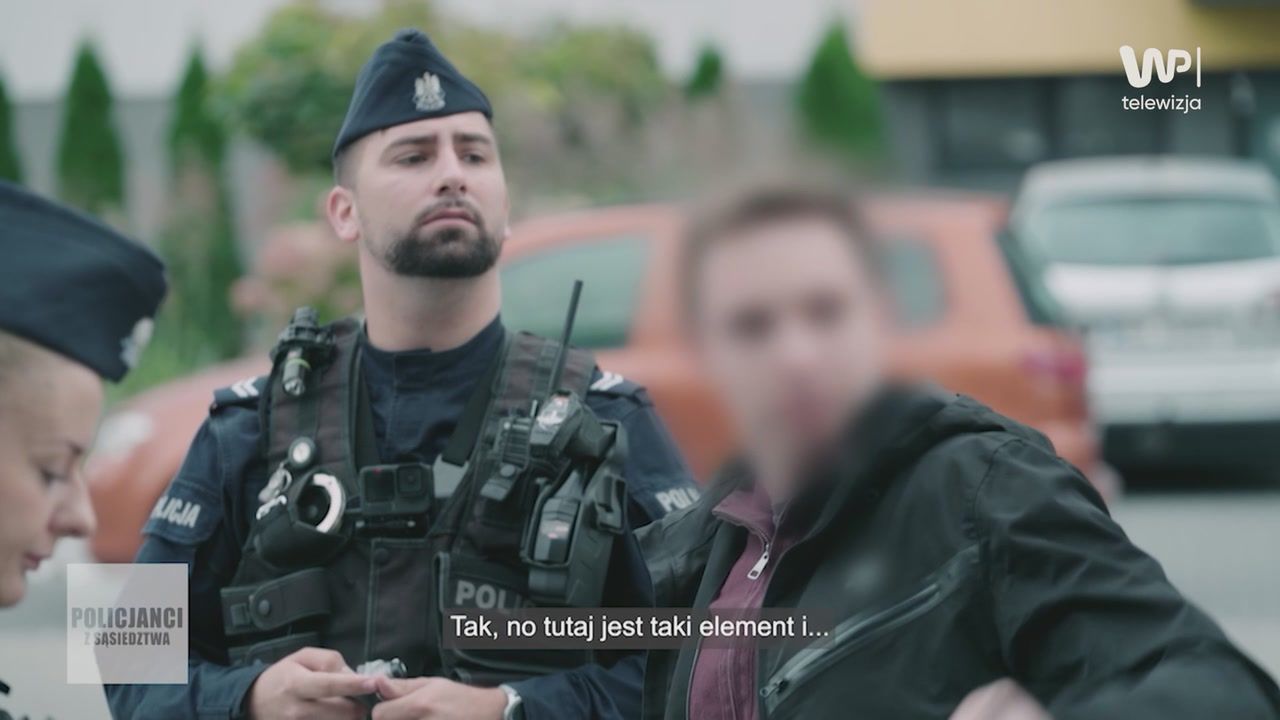 Parking przy budowie i ślady na aucie. Na miejscu pojawiła się policja