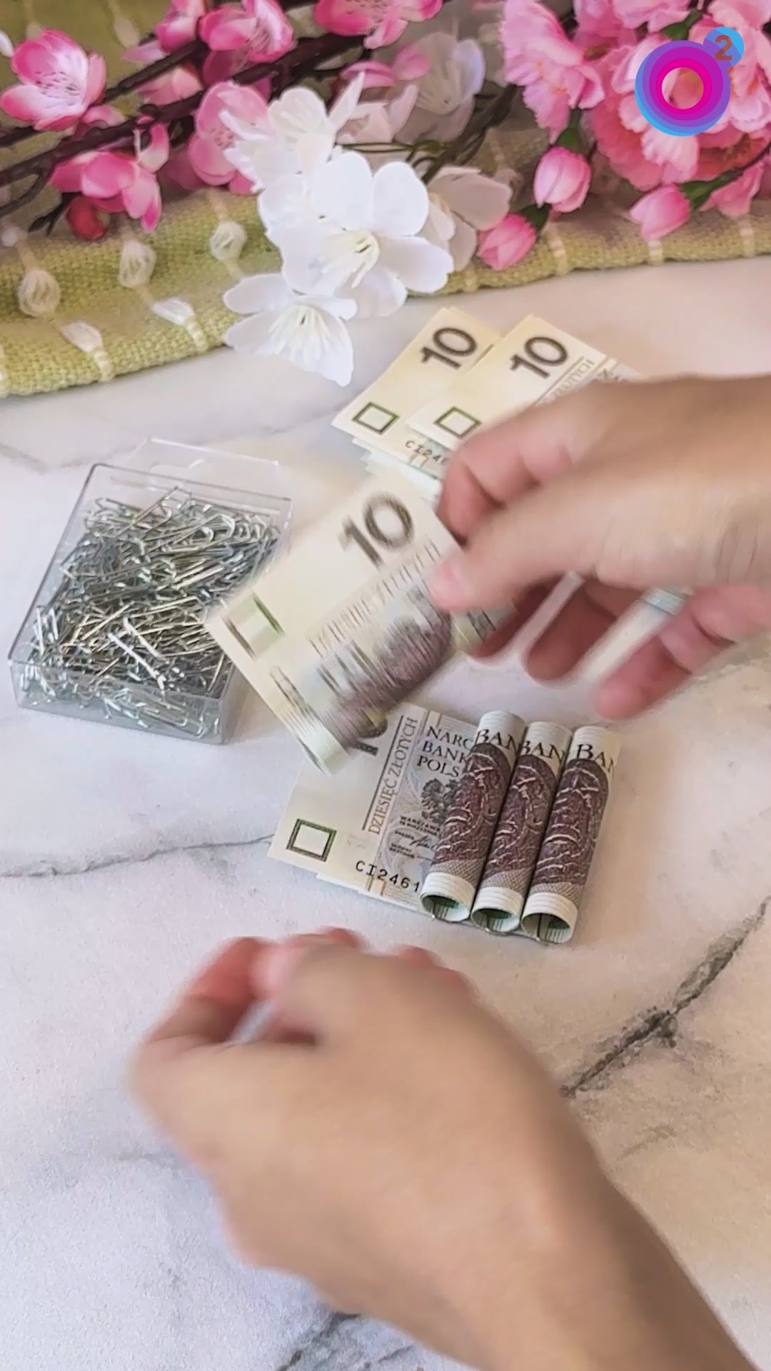 Nie tylko koperta. Tak można wręczyć pieniądze na prezent