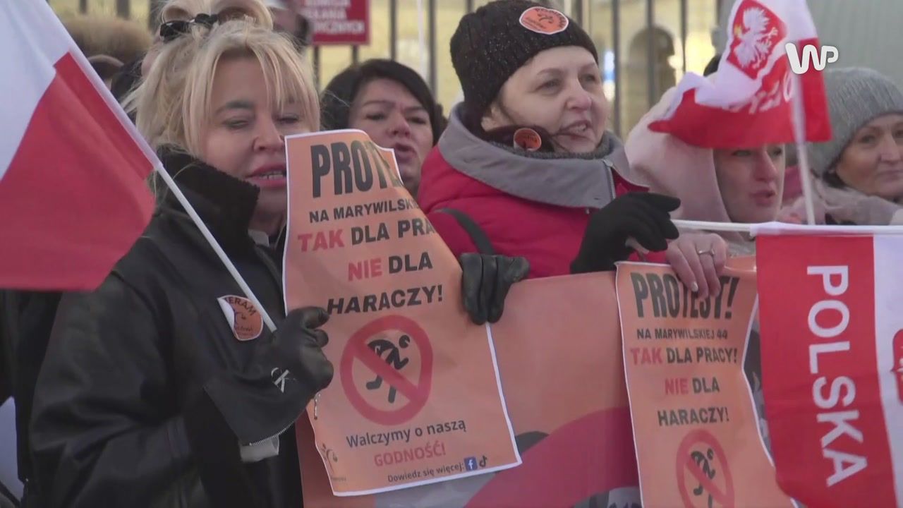 Protest kupców z Marywilskiej 44. Okrzyki "precz z wyzyskiem" przed ratuszem