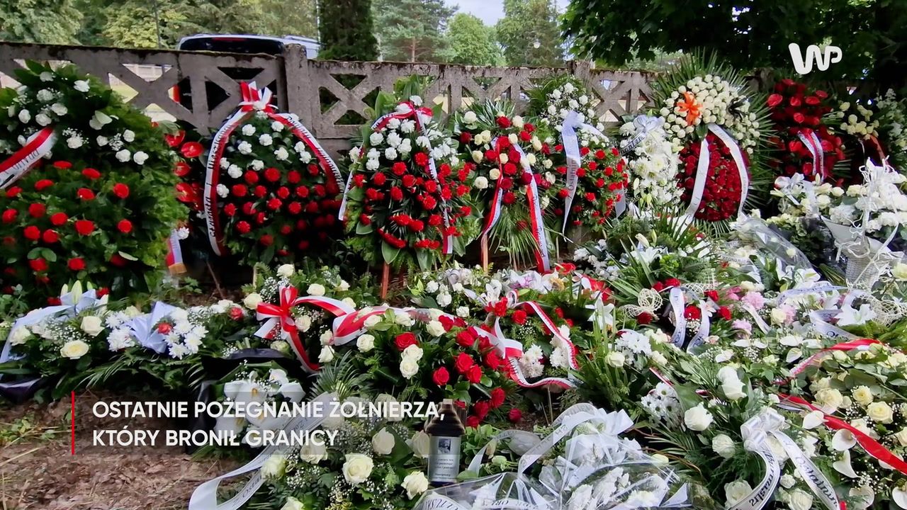 Ostatnie pożegnanie sierż. Mateusza Sitka. Grób utonął w kwiatach