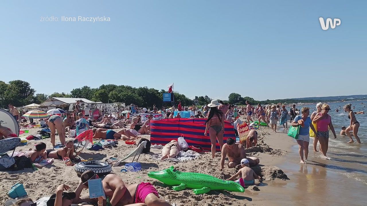 Tłumy na plaży w Gdańsku. W środku dnia ciężko znaleźć miejsce