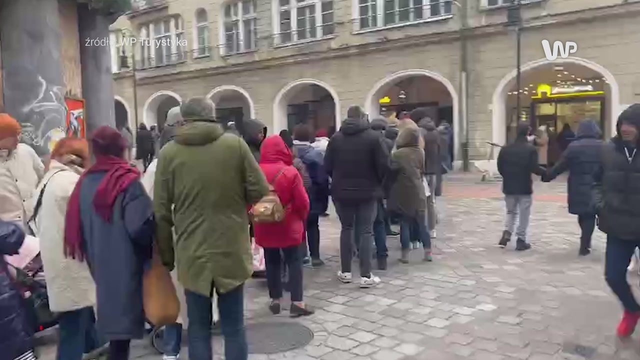 Tłumy i kolejki na kilkadziesiąt osób. Przyjeżdżają z innych miast