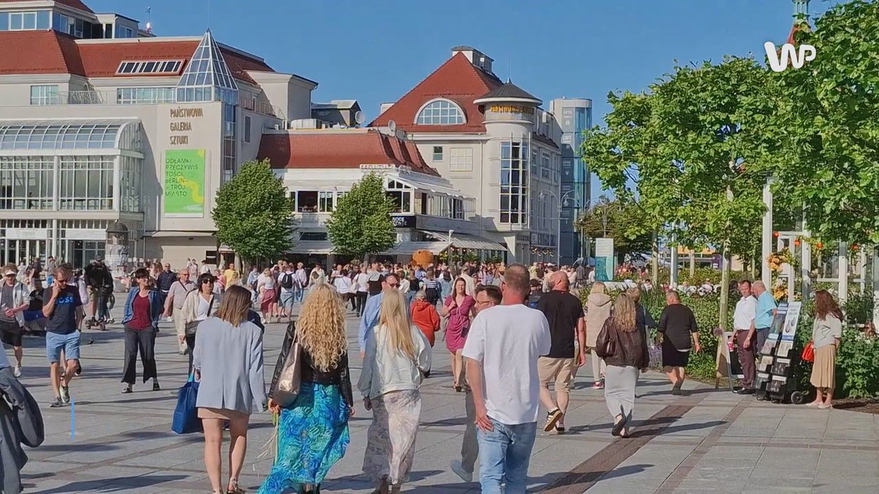 Tłumy nad morzem. Największa kolejka po jeden przysmak