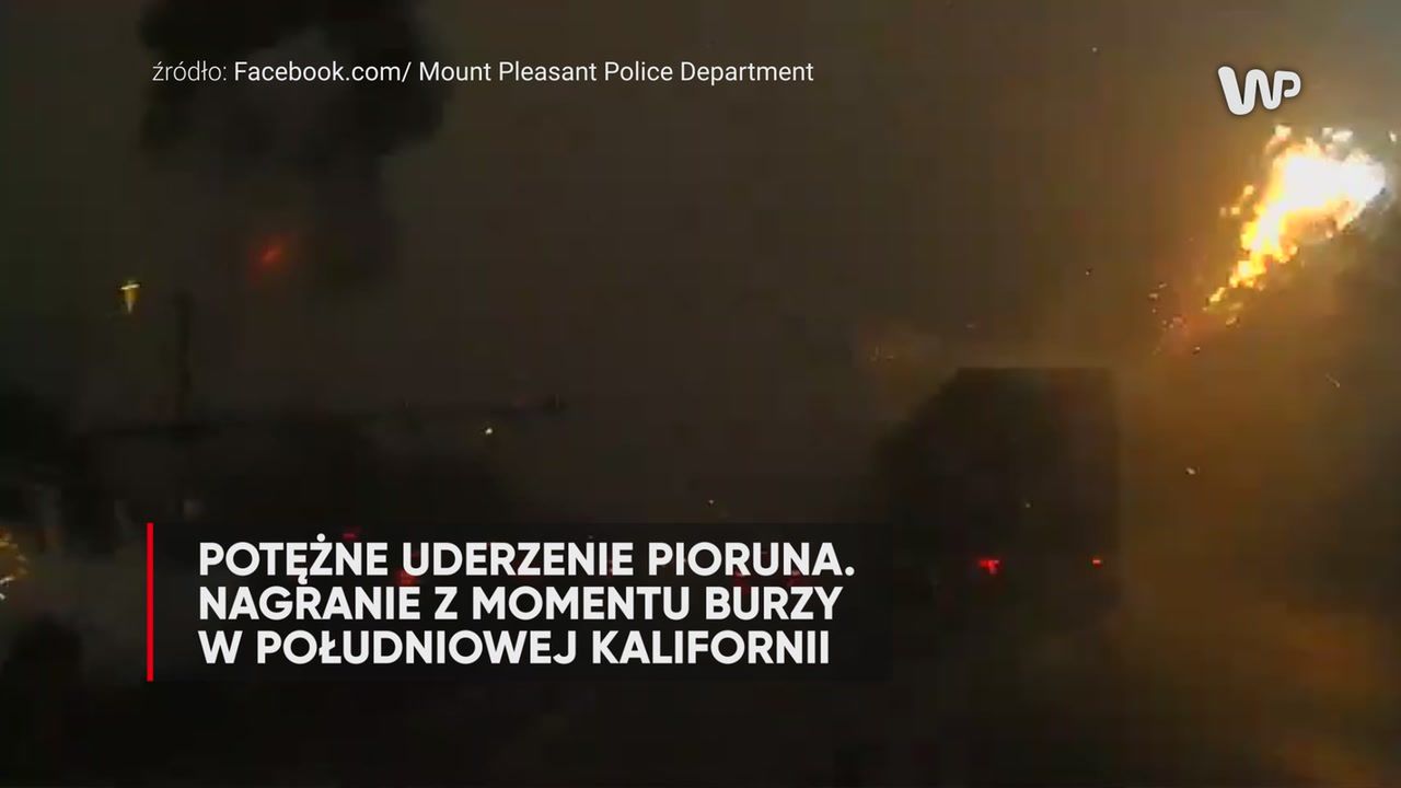 Ogień, iskry i ciemność. Moment uderzenia pioruna nagrany w USA