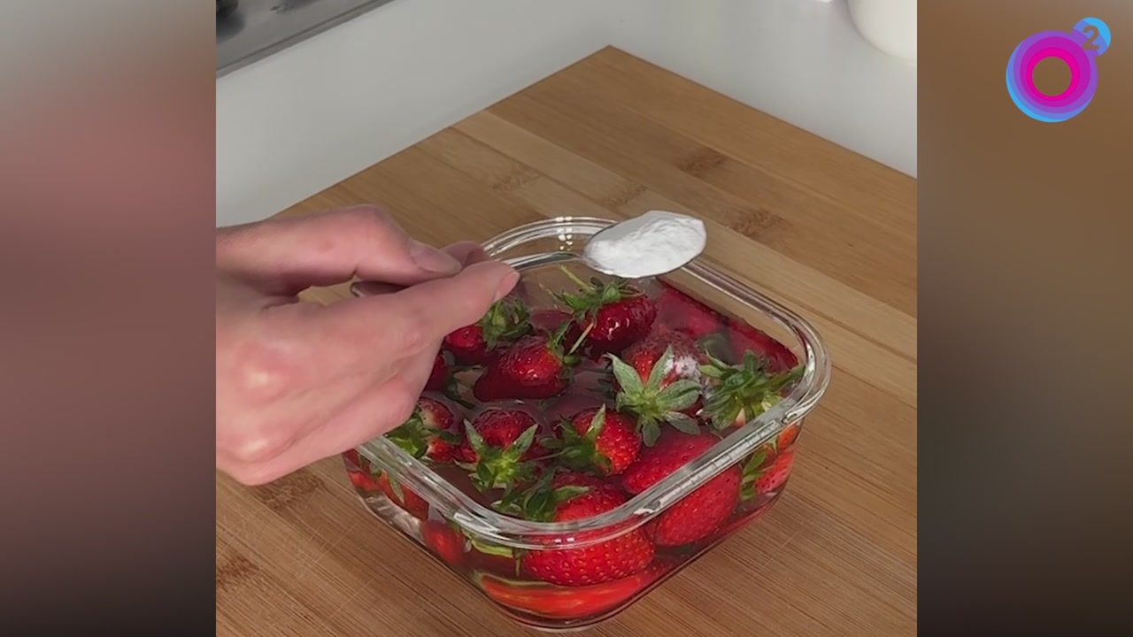 Umyj owoce w wodzie z sodą oczyszczoną. Efekt zaskakuje