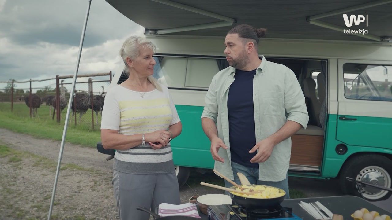 Zrobili jajecznicę z jaja XXL. Zamiast rozbijać, otwierali je wiertarką