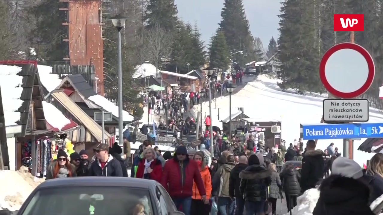 Tłumy na Gubałówce. Maseczki należą do rzadkości